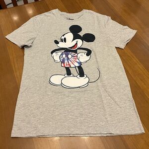 Disney Mickey Mouse graphic t-shirt Size Small